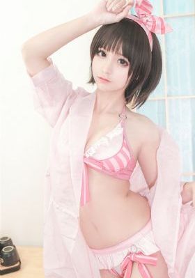 被闺蜜扒了内裤光着屁股打